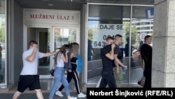 Aktivisti napuštaju prostorije kol centra SNS na Novosadskom sajmu nakon što su ih opkolili građani i pristalice opozicije, 2. juna 2024.