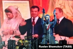 Михаил Борзыкин во время концерта "Ленинградскому Рок-клубу ХХХ лет", 2011 год