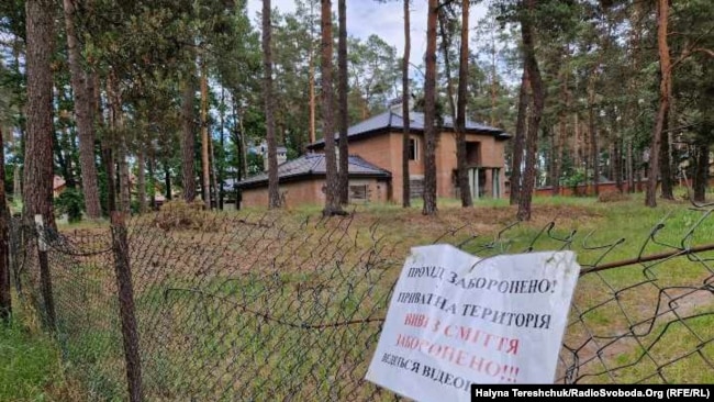 На землі, яку незаконно вилучила Брюховицька селищна рада у 2004 році, вже стоять приватні будинки