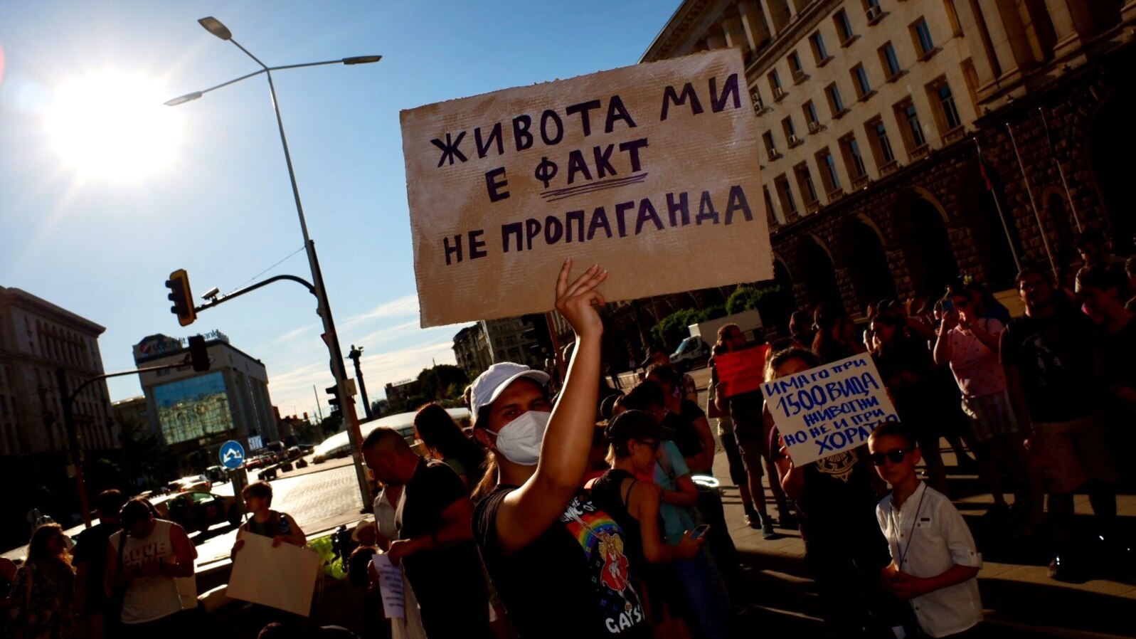 Un protestatar din Sofia ține un panou pe care scrie, în limba bulgară: „Viața mea este un fapt, nu propagandă”.