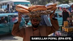 په کابل کې یو کس وچه ډوډۍ خرڅوي - د ۲۰۲۳ز کال د سېپټېمبر ۱۲مې انځور.