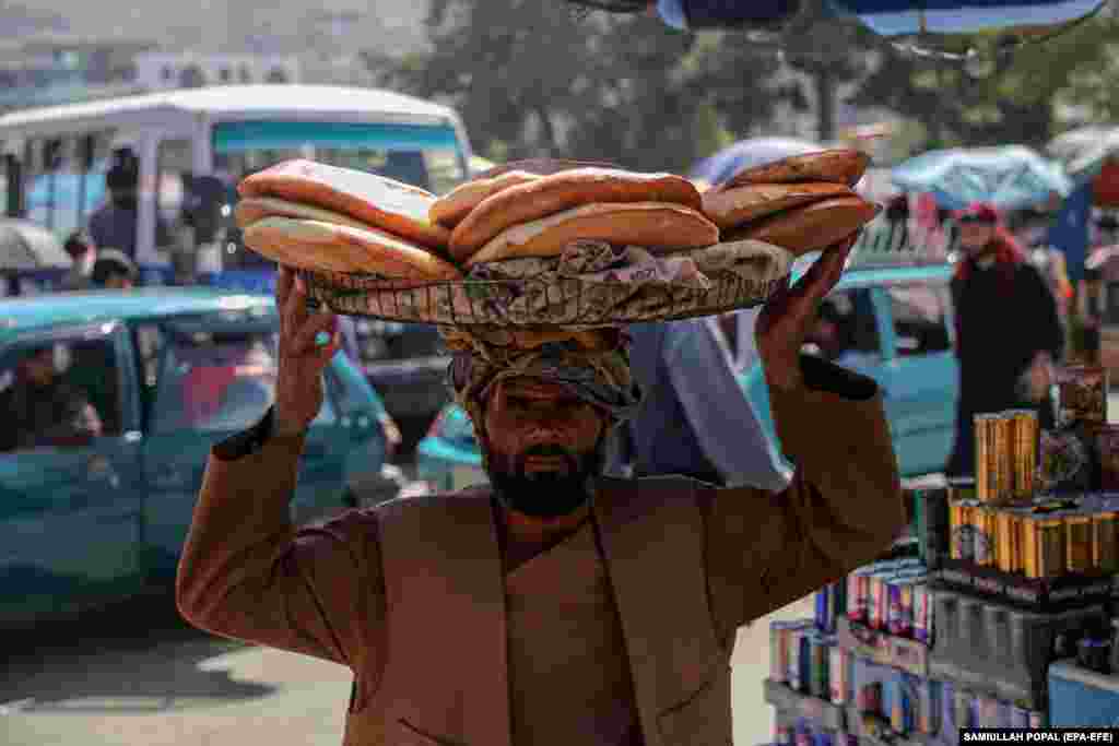 Një shitës afgan duke shitur bukë në një rrugë në Kabul.