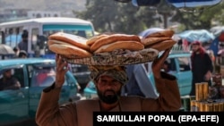 یک مرد در کابل نان خشک فروشی می کند. عکس از آرشیف