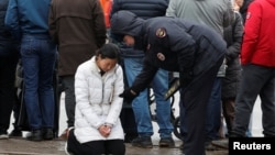 Žena ispred koncertne sale u kojoj se dogodio napad, Moskva, 23. mart 2024.