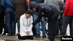  Žena ispred koncertne sale u kojoj se dogodio napad, Moskva, 23. mart 2024. 