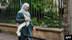 Žena nosi abaju u Parizu, Francuska, 28. august 2023.