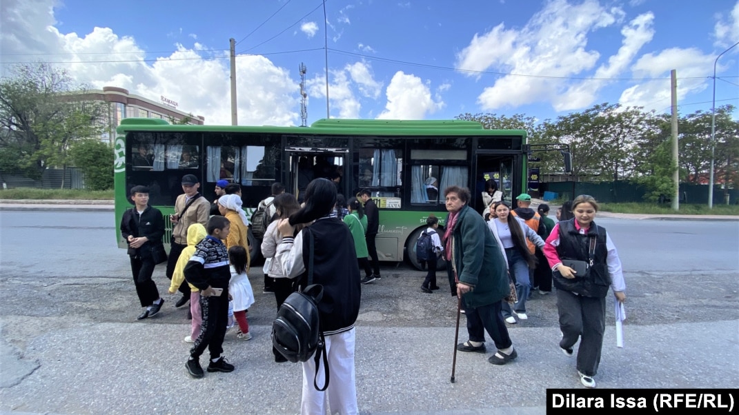 Қоғамдық көлікке мініп кеттім.