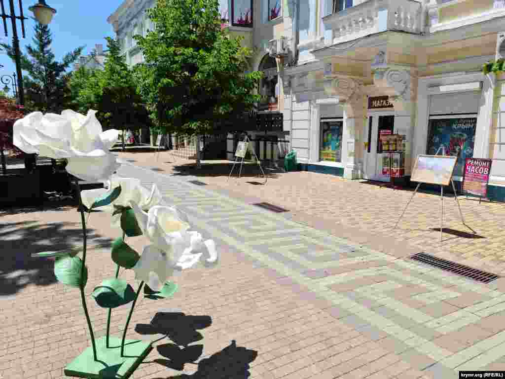 Украсили ул. Пушкина также искусственными цветами в День города