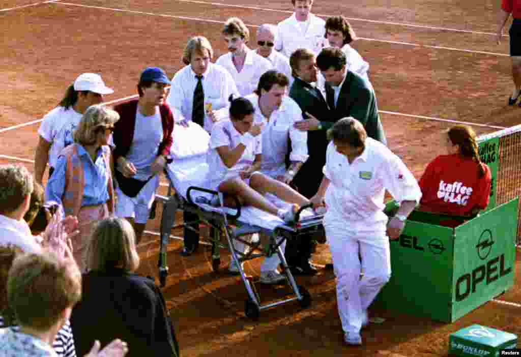 Ekipa prve pomoći odvodi Moniku Seleš s teniskog terena, Hamburg, 30. april 1993.