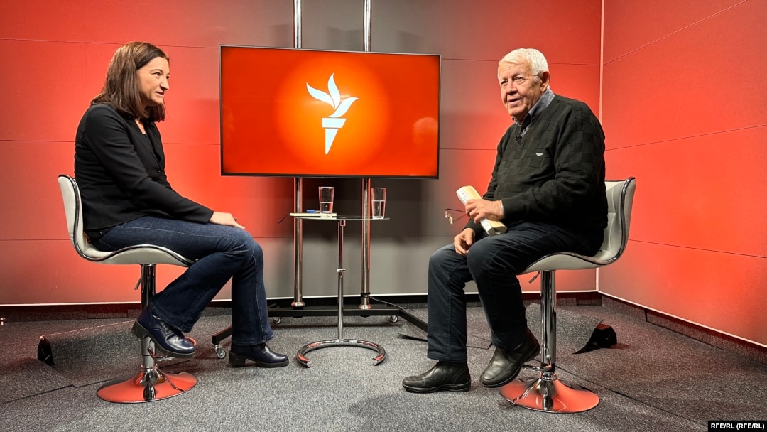 Jurnalistul Neculai Constantin Munteanu a revenit în studioul Europei Libere de la București la 34 de ani de la Revoluția Română, pe care o transmitea pe calea undelor în 1989, de la München. 