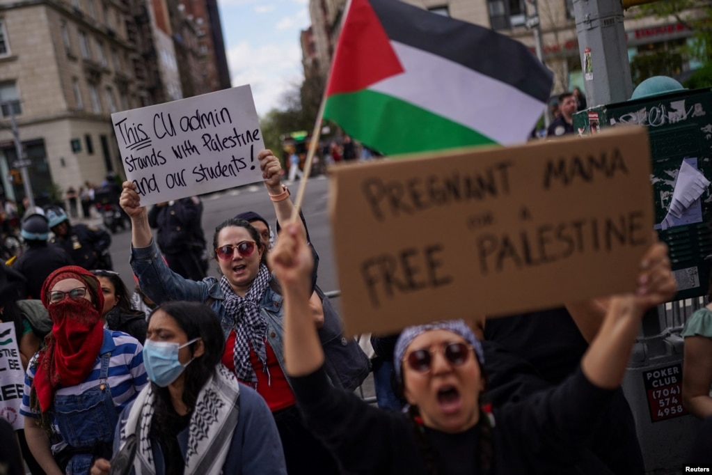 Demonstruesit jashtë Universitetit Columbia kërkuan një armëpushim dhe përfundimin e sulmeve izraelite në Gaza, 20 prill 2024.