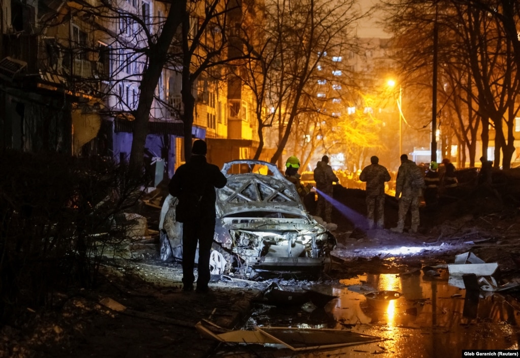 Sulmi pasoi një breshëri raketash balistike që kishin për cak Kievin më 11 dhjetor, me ç'rast u plagosën katër persona.