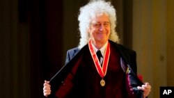 Сър Брайън Мей, музикант, текстописец и защитник на животните, позира, след като крал Чарлз III го направи рицар-бакалавър по време на церемонията по встъпване в длъжност в Бъкингамския дворец, Лондон, 14 март 2023 г. 