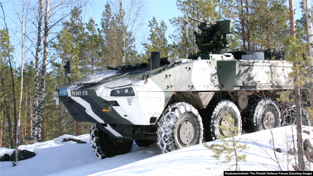 Бронетранспортер Patria XA-360&nbsp; Ця машина фінського виробництва, оснащена системою озброєння, яка може дистанційно наводитися навідником, який перебуває в корпусі БТРа. Ця машина, розроблена для пересування болотистим ландшафт Фінляндії,&nbsp;може вмістити до 11 військових