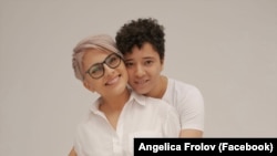 Activiștii LGBT+ Angelica Frolov și Leo Zbanke.