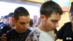 Близнаците Валентин и Борислав Динкови в съдебната зала в сряда.