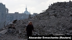 Tatjana Bušlanova (65) šeta pored ruševina stambenog bloka nakon bombardovanja Mariupolja, 5. februar 2023.