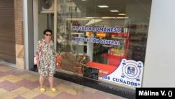 Mălina în fața magazinului din Valencia unde a găsit ziarul de limba română „Țara mea”.