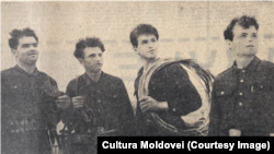 Un grup de elevi ai Școlii tehnico-profesionale nr. 10 din Comrat. „Cultura Moldovei”, 24 mai 1964.