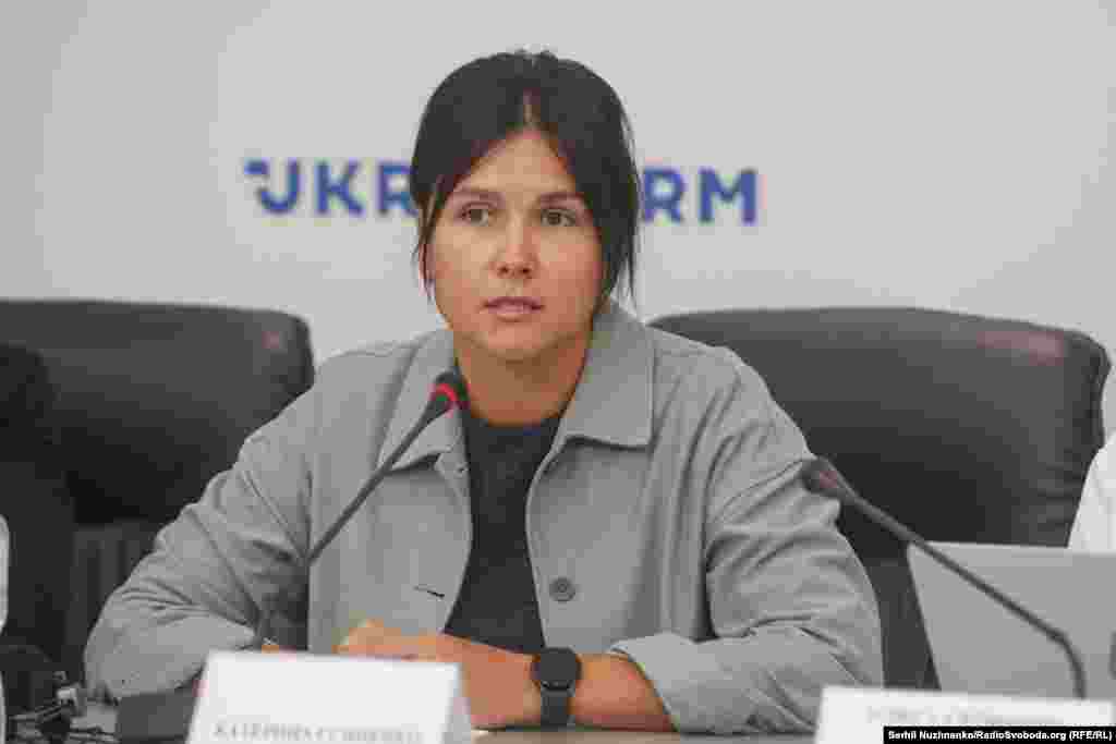 Екатерина Есипенко, жена Владислава Есипенко, во время выступления на пресс-конференции