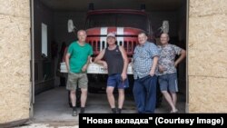 ДПК деревни Погост Судромского сельского поселения — одна из первых, образованных Александром Сопиловым в 2013 году. Слева направо: Виктор Минин, Дмитрий Бедин — старший в команде, Вячеслав Проурзин и Василий Бедин, брат Дмитрия. Шутят, что пожарная машина у них совсем новая — всего 74 года. Фото: Юлия Невская