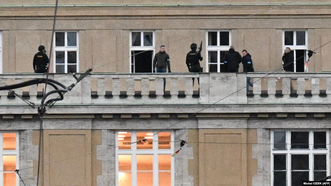 Вооруженная полиция на балконе здания Карлова университета в Праге, 21 декабря 2023 года
