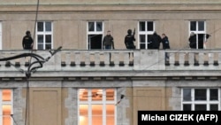 Вооруженная полиция на балконе здания Карлова университета в Праге, 21 декабря 2023 года
