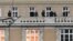 Вооруженная полиция на балконе здания Карлова университета в Праге, 21 декабря 2023 года