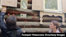 Последний адрес Сергея Тютрюмова. Установка таблички. Томск. Октябрь 2023 г.