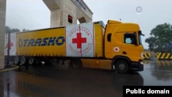 Грузовик Российского Красного Креста движется в Нагорный Карабах из Азербайджана