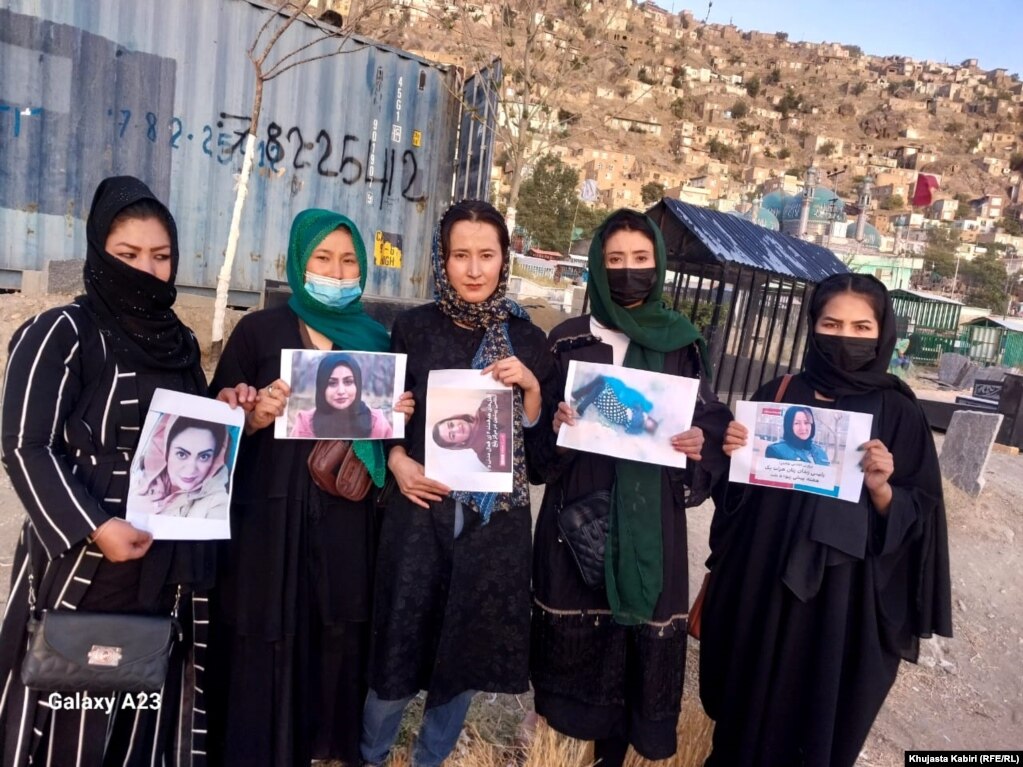 I membri del Movimento per l'emancipazione delle donne afghane si riuniscono presso la tomba di Sadat a Kabul.