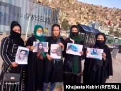 Anëtaret e Lëvizjes për Fuqizimin e Grave Afgane vizitojnë varrin e Sadatit.