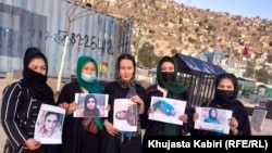 تعدادی از اعضای جنبش زنان مقتدر افغانستان تصاویری از زنانی را به دست گرفته اند که در جریان دو سال گذشته کشته شده اند 