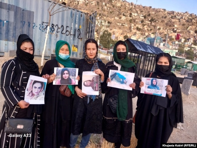 Anëtaret e Lëvizjes për Fuqizimin e Grave Afgane vizitojnë varrin e Sadatit.