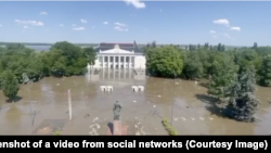 Ucraina - Inundații în Nova Kakhovka - captură de ecran după un videoclip de pe rețelele sociale.