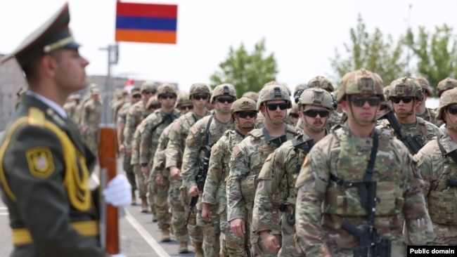 Armenia - Soldados estadounidenses marchan durante la ceremonia de apertura de un ejercicio conjunto con tropas armenias, Ereván, 15 de julio de 2024.
