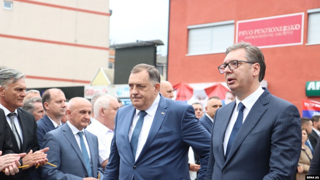 Serbian President Aleksandar Vucic (right) with Bosnian Serb leader Milorad Dodik during a visit to Republika Srpska on August 4.