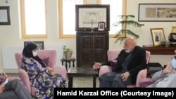 حامد کرزی رئیس جمهور پیشین افغانستان در دیدار با نماینده سرمنشی سازمان ملل و رئیس دفتر یوناما درکابل