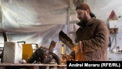 Alexei Vidrașco lucrează în atelierul său din satul natal, 15 martie 2024.