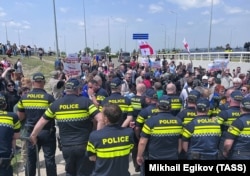 Акция протеста у аэропорта имени Шота Руставели, куда прибыл рейс Москва-Тбилиси авиакомпании "Азимут". Тбилиси, 19 мая 2023 года