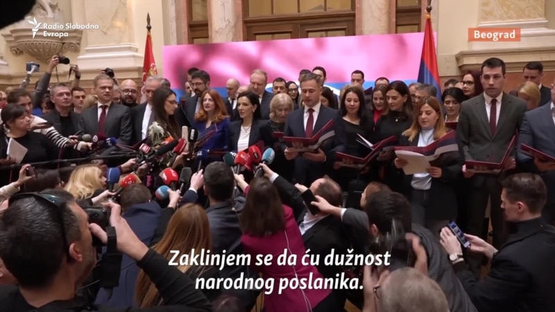 Jedni u sali, drugi u holu: Poslanici Skupštine Srbije položili zakletvu