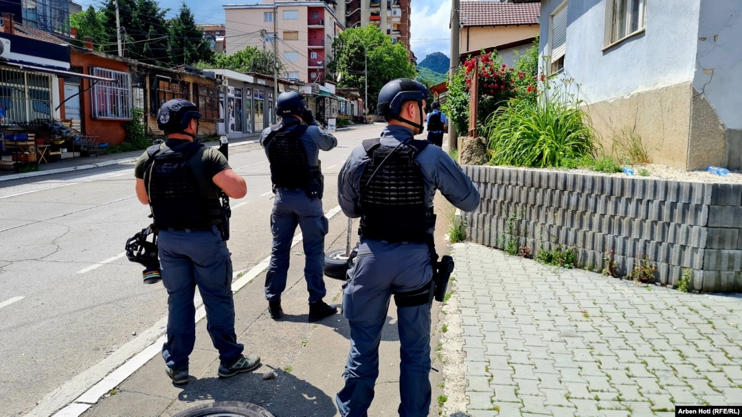 Pjesëtarë të Policisë së Kosovës në Mitrovicë të Veriut më 13 qershor 2023.
