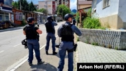 Pjesëtarë të Policisë së Kosovës në Mitrovicë të Veriut më 13 qershor 2023.