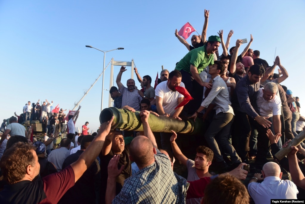 Mbështetësit e presidentit turk, Tajip Erdogan, duke festuar mbi një tank pasi ushtarët e përfshirë në një përpjekje për grusht shteti u dorëzuan në Urën e Bosforit më 16 korrik 2016. Të paktën 290 njerëz u vranë dhe pothuajse 1.500 u plagosën mes përleshjeve të dhunshme kur një fraksion i ushtrisë u përpoq ta rrëzonte qeverinë.