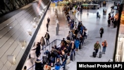 Putnici čekaju u redu da se raspitaju za alternativne letove na aerodormu u Frankfurtu, 1. februar 2024.