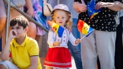Mii de moldoveni – de toate vârstele – sunt așteptați la evenimentele dedicate de Ziua Independenței. Imagine de la ceremonia din 2023. 