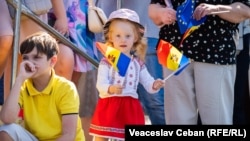 Mii de moldoveni – de toate vârstele – sunt așteptați la evenimentele dedicate de Ziua Independenței. Imagine de la ceremonia din 2023. 