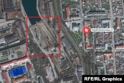 Posljedice ukrajinskog udara iz septembra 2023. na dokove Sevastopolja, pokazujući blizinu jedne od oštećenih zgrada na mjestu udara.