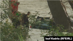 Ekipet e kërkim-shpëtimit duke nxjerrë makinën nga lumi Lepenc. 
