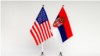 Flamuri i Shteteve të Bashkuara të Amerikës dhe ai i Serbisë.
